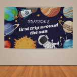 Raumfahrtspartei Erster Geburtstag Banner<br><div class="desc">Äußerer Weltraum Erster Geburtstagsbanner mit Sternenhimmel-Hintergrund,  Planeten des Sonnensystems rund um den Rand verstreut,  ein Raketenschiff,  Astronaut,  den Namen der Kinder und das niedliche Sprichwort "Erste Sonnenreise".</div>