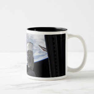 Raumfahrzeug mit zwei Russen Zweifarbige Tasse