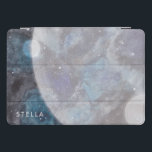 Raumgalaxie Personalisiert Name Wasserfarbenplanet iPad Pro Cover<br><div class="desc">Herrlicher Aquarelldruck einer Galaxie mit Mond und Sternen in Blues und Schwarz mit einem personalisierten Namen in einem modernen Schriftart. Teil einer Sammlung von Parcel Studios.</div>