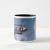 Raumschiff-Endeavour 19 Zweifarbige Tasse (Mittel)