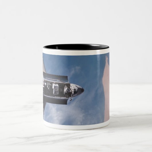 Raumschiff-Endeavour 19 Zweifarbige Tasse (Mittel)