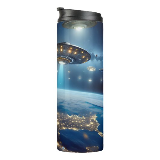 Raumschiffe und Astronaut im Weltraum Thermosbecher (Nach rechts gedreht)