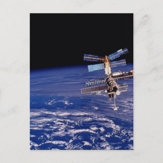 Raumstation Mir, die über der Erde schweben Postkarte