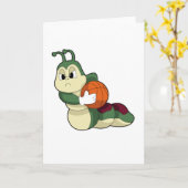 Raupe als Basketballspieler mit Basketball Karte (Gelbe Blume)