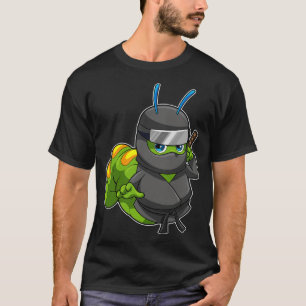 Raupe als Ninja mit Schwert T-Shirt