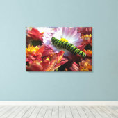 Raupe auf umhüllten Masten Leinwanddruck (Insitu (Holzboden))