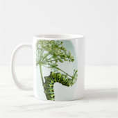 Raupe aus schwarzem Frack isst Petersilie Kaffeetasse (Links)