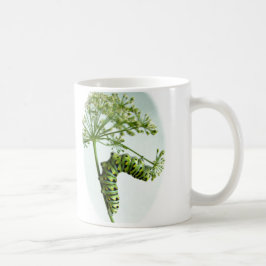 Raupe aus schwarzem Frack isst Petersilie Kaffeetasse
