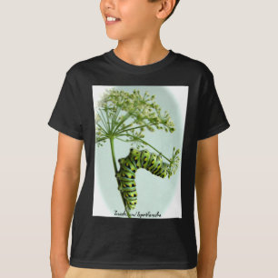 Raupe aus schwarzem Frack isst Petersilie T-Shirt