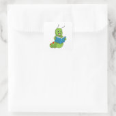 Raupe beim Lesen mit Buch Quadratischer Aufkleber (Tasche)