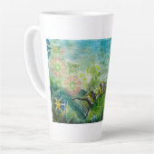 Raupe in Blume Latte Tasse (Linke Ecke)