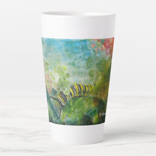 Raupe in Blume Latte Tasse (Vorderseite)