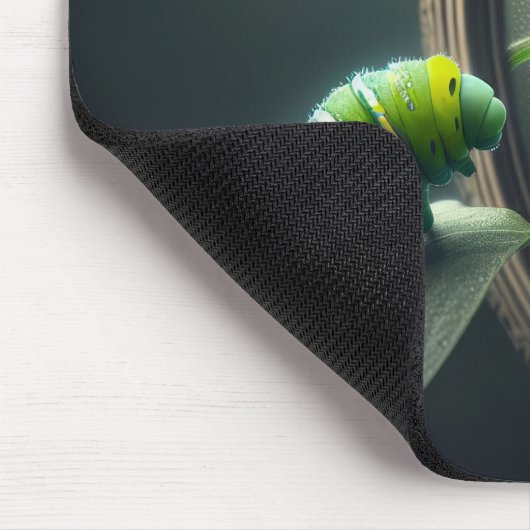 Raupe in einem Spiegel Mousepad (Ecke)