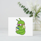 Raupe mit Sonnenbrille & Book Postkarte (Stehend Vorderseite)