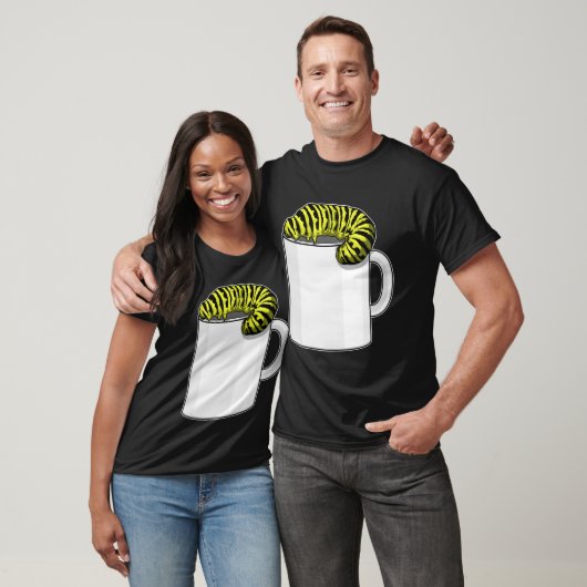 Raupe mit Tasse T-Shirt (Unisex)