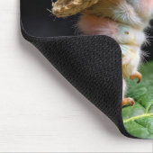 Raupe mit verschwommenem Blick auf einen Feenfalte Mousepad (Ecke)