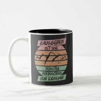 Rausgehen ist krasser, Sonnenuntergang, Berge The Zweifarbige Tasse