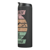 Rausgehen ist krasser, Sonnenuntergang, Berge  Thermosbecher (Nach rechts gedreht)