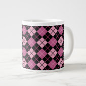 Raute Muster in Schwarz und Rosa Jumbo-Tasse (Vorderseite Rechts)
