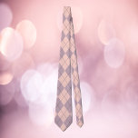 Raute Muster rosa und Lila Krawatte<br><div class="desc">Sind Sie ein Fan eines Raute-Musters? Diese Krawatte hat ein rosa und lila Raute-Muster mit schwarzen Akzenten.</div>