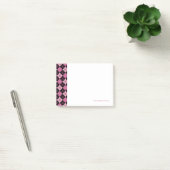 Rauten-Muster im Schwarzen und im Rosa Post-it Klebezettel (Büro)