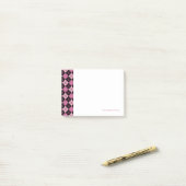Rauten-Muster im Schwarzen und im Rosa Post-it Klebezettel (Auf Schreibtisch)