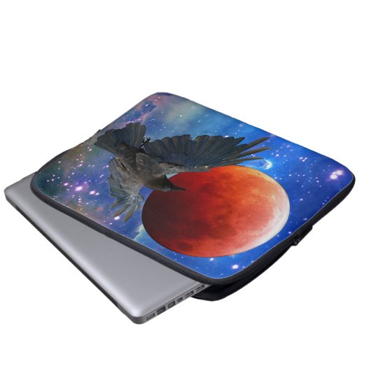 Raven and Eclipsing Moon Laptop Sleeve (Vorne Knopf)