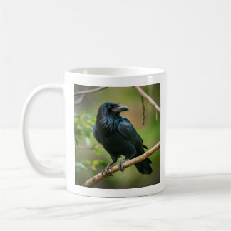 Raven auf einem Baumzweig Kaffeetasse