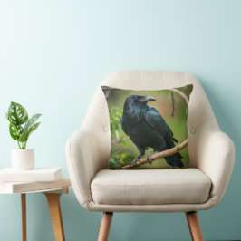 Raven auf einem Baumzweig Kissen
