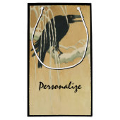 Raven auf einem Zweig Kleine Geschenktüte (Rückseite)