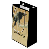 Raven auf einem Zweig Kleine Geschenktüte (Rückseite Schrägansicht)