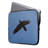 Raven Flying in Blue Sky Art Print Laptopschutzhülle (Vorderseite Links)