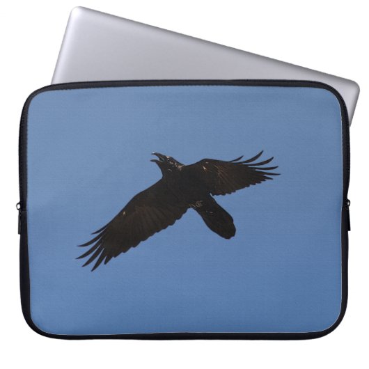 Raven Flying in Blue Sky Art Print Laptopschutzhülle (Vorderseite)