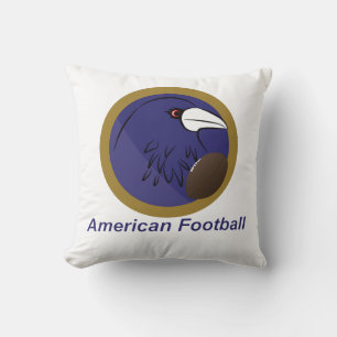 Raven mit American Football Kissen