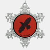 Raven on Red Schneeflocken Zinn-Ornament (Vorderseite)