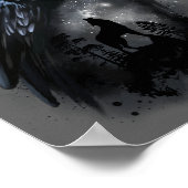 Raven und Wolf, die auf dem Mond heulen Poster (Ecke)