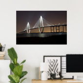 Ravenel Bridge bei Nacht Poster (Heimbüro)