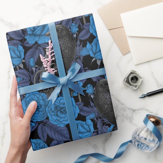 Ravens und blaue Rose Geschenkpapier (Schenken)