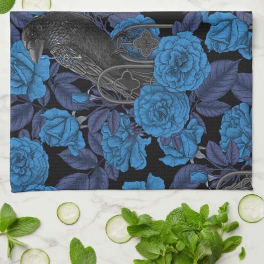 Ravens und blaue Rose Geschirrtuch (Gefaltet)