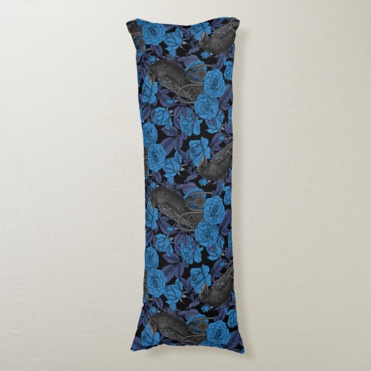 Ravens und blaue Rose Seitenschläferkissen (Vorderseite Vertikal)