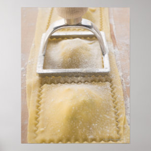 Ravioli mit Gebäckschneider, nahes hohes Poster