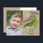 RAWRR Dinosaurier Kids Neutrales Foto der Geburtst Postkarte<br><div class="desc">Diese lustige Kindergeburtstag-Party Einladung bietet ein Foto Ihres Kindes, eine T-Rex Dinosaurier-Illustration, einen neutralen Krafthintergrund und lässige, Not leidende Schriftart an der Vorderseite. Auf der Rückseite der Postkarte finden Sie Informationen über das Party und den Platz für die Gastadresse. Es ist eine großartige Wahl für jede Geburtstagsfeier eines Kindes. Sehen...</div>