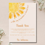 Ray of Sunshine Boho Baby Shower Dankeskarte<br><div class="desc">Diese Babydusche-Dankeschön-Karte enthält den Text "Ein kleiner Sonnenstrahl ist fast hier!" mit einer wasserfarbenen gelben Sonne auf einem cremefarbenen Hintergrund. Ideal für eine geschlechtsneutrale Babydusche. Einfach anpassbar. Ändern Sie mithilfe des Entwurfstools die Textgröße, den Stil oder die Farbe. Weil wir unsere Kunstwerke erstellen, werden Sie dieses exakte Bild von anderen...</div>