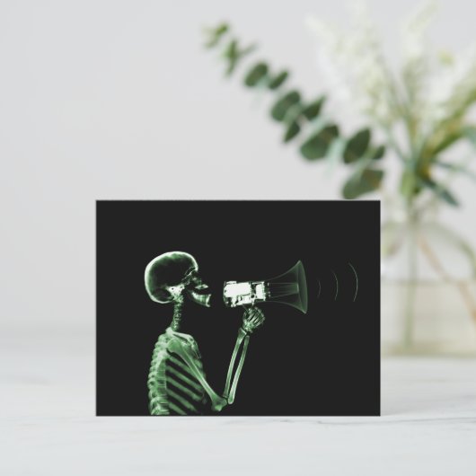 RAY VISION SKELETON AUF MEGAPHONE - GRÜNE POSTKARTE (Stehend Vorderseite)