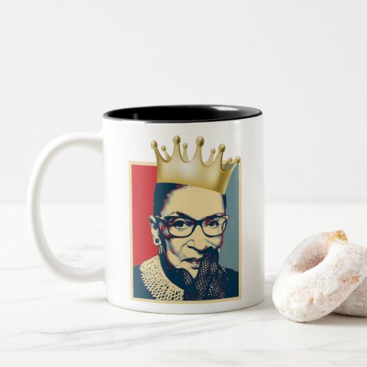 RBG (Ruth Bader Ginsburg) Zweifarbige Tasse (Mit Donut)