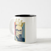 RBG (Ruth Bader Ginsburg) Zweifarbige Tasse (Vorderseite Links)