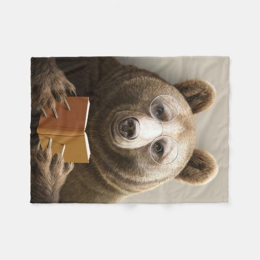 Reader Gift Bear Reading A Book Fleecedecke (Vorderseite (Horizontal))