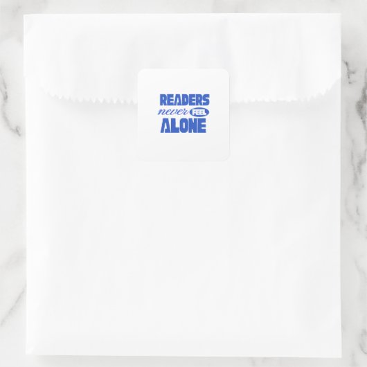 Readers Never Feel Alone Quadratischer Aufkleber (Tasche)