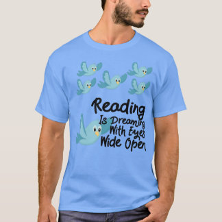 Reading träumt mit Augen weiten offenen blauen Vög T-Shirt