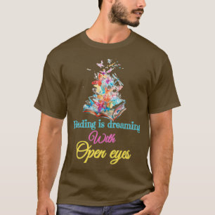 Reading träumt mit Bücherwurm-Leserei mit offenen T-Shirt